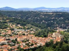 “Dia takut pada kerumunan, pada teriakan dan tidak pergi ke sekolah sejak kejadian itu”: setelah serangan rasis terhadap anak-anak bersenjata, warga Arbousset menyerukan mobilisasi