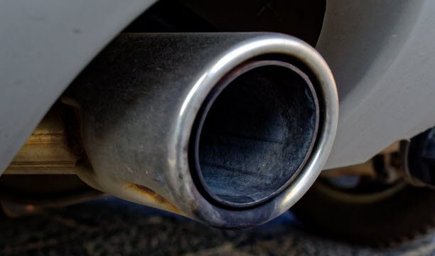 Setelah perawatan, kendaraan akan diikuti oleh kepulan asap buram yang sangat besar. Foto Adobestock