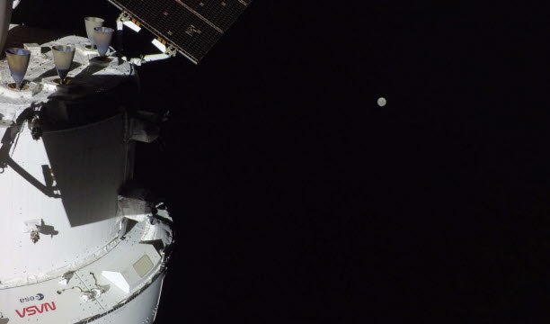 Artemis II di sini pada hari penerbangan kedua misi. Foto ini menunjukkan pesawat luar angkasa Orion dengan bulan sebagai latar belakangnya, ditangkap oleh kamera di ujung salah satu panel suryanya. Foto Sipa/Nasa/UPI/Shutterstock