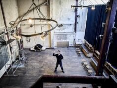 Bertrand de Roffignac membuka teater sementara