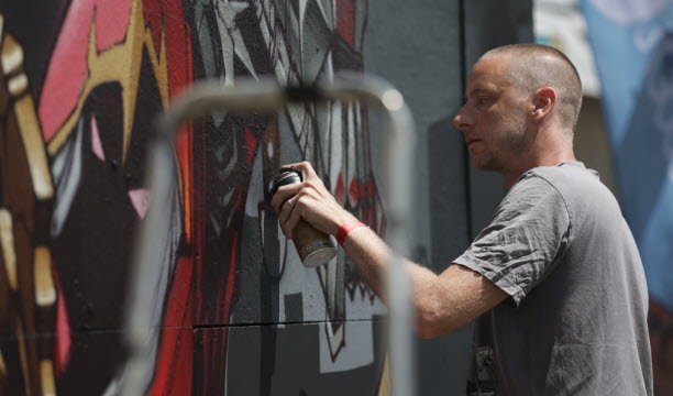 Grafiti Brok & Ogre, Jupe, Wise dan Tare selama festival. Foto Thomas Toussaint (arsip 2025)