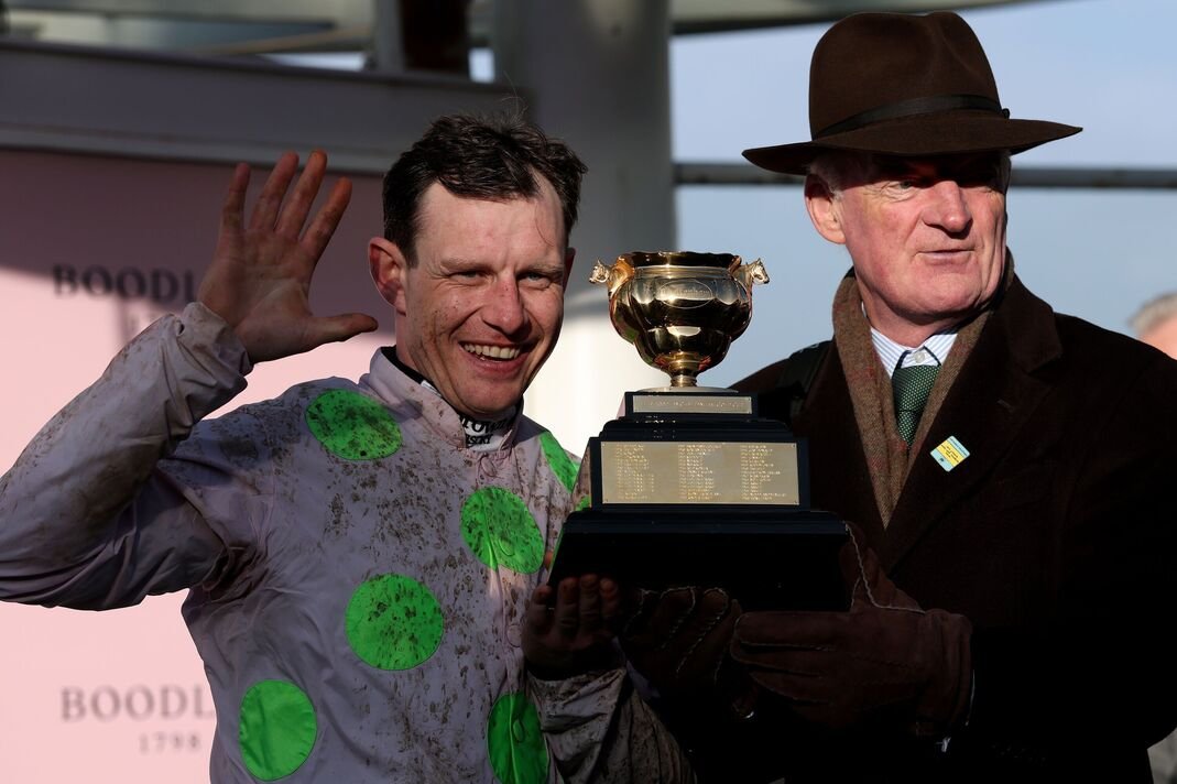 Paul Townend dan Willie Mullins dengan Piala Emas Paul Townend dan Willie Mullins dengan Piala Emas