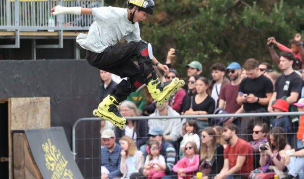 Di bidang sepatu roda, terdapat tiga lomba taman (seni penggunaan street furniture dan skate park), satu lomba halfpipe (akrobatik di lereng dengan tinggi 4,30 m dan lebar 12 m) dan yang baru adalah lomba kereta api di alun-alun gelanggang es pada hari Kamis, 21 Mei pukul 18.30. Foto Jean-Marc Loos (arsip 2025)