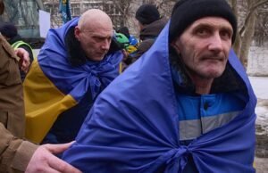 Video. Kiev dan Moskow bertukar tawanan perang pada malam Paskah Ortodoks. Gencatan senjata sebagian besar dilanggar oleh tentara Rusia