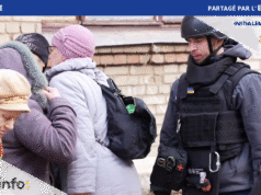 UKRAINA: Di Donbass, relawan membantu mengevakuasi penduduk sipil yang terjebak akibat pemboman Rusia di garis depan