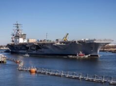 Kapal induk USS Dwight D. Eisenhower mendapat kecaman di Galangan Kapal Angkatan Laut Norfolk