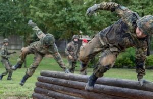 Di Jerman, pria berusia 17 hingga 45 tahun harus mendapat izin dari Bundeswehr untuk tinggal lama di luar negeri