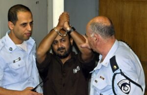 “Hewan itu menyerangnya beberapa kali”: Marwan Barghouti “dalam bahaya” setelah peningkatan penyiksaan oleh Israel