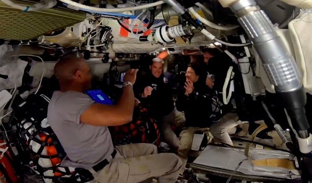 Jeremy Hansen, Reid Wiseman, Christina Koch dan Victor Glover akan terbang mengelilingi bulan. Foto NASA/Sipa