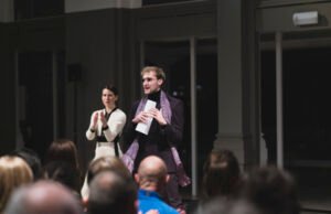 “The Great Chevalier” oleh Simone Mousset, parodi seorang jenius menari yang kreatif