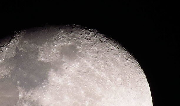 Keempat astronot Artemis 2 pada hari Senin akan menjadi manusia pertama yang terbang mengelilingi bulan – terlihat di sini melalui teleskop di Brasil – sejak tahun 1972. Foto Sipa/ZUMA/Saulo Dias