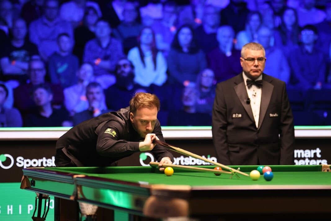 Judd Trump memainkan pukulan di meja snooker