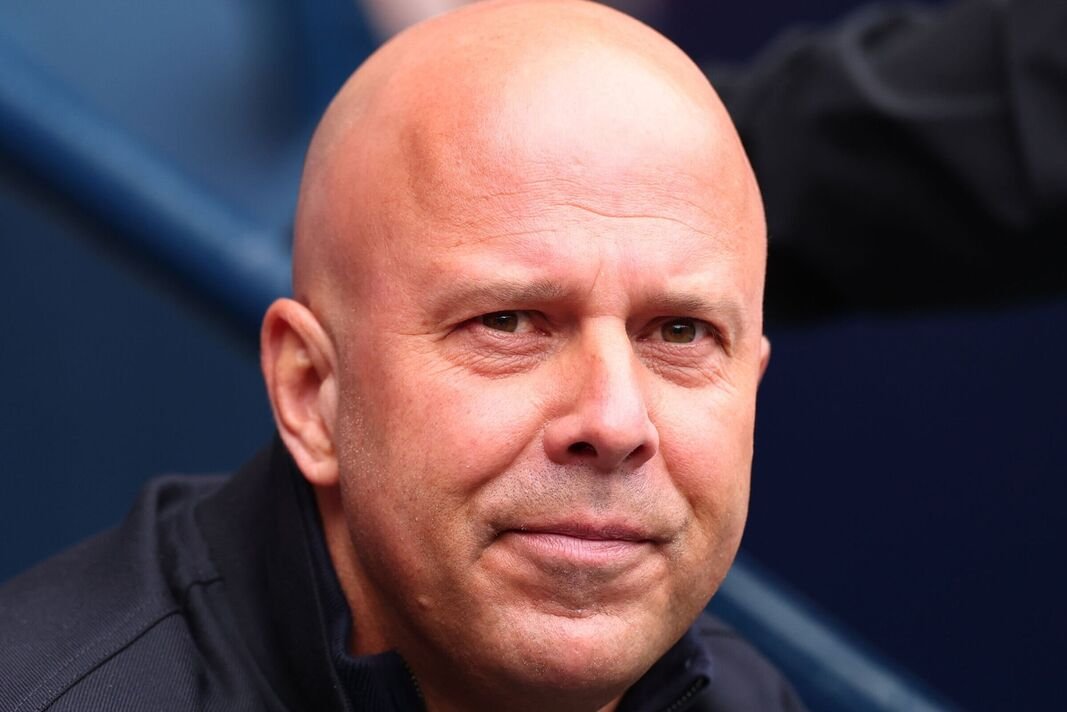 Arne Slot sedang menonton Arne Slot sedang menonton