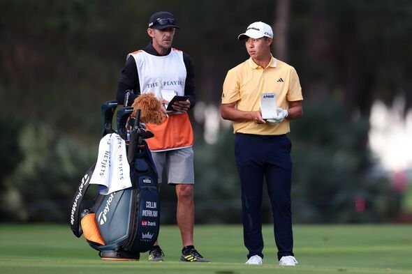 Collin Morikawa bersiap untuk mengambil gambar