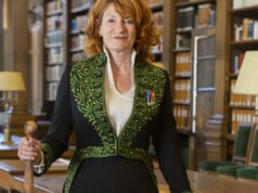 Dengan Muriel Mayette-Holtz, pementasan memulai debutnya di bawah Dome