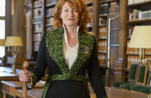 Dengan Muriel Mayette-Holtz, pementasan memulai debutnya di bawah Dome