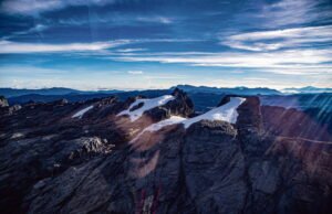 Di Papua, Gunung Puncak Jaya dan gletsernya menjadi korban pemanasan global