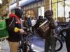 Mengapa Uber Eats dan Deliveroo menjadi sasaran pengaduan ‘perdagangan manusia’?