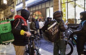 Mengapa Uber Eats dan Deliveroo menjadi sasaran pengaduan ‘perdagangan manusia’?