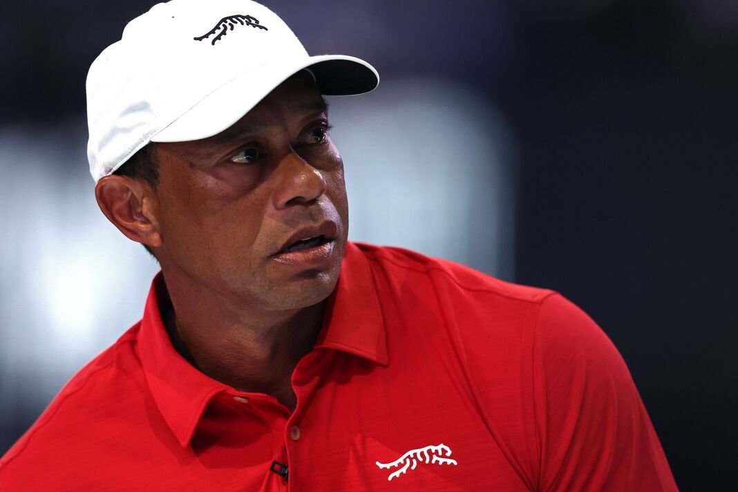 Tiger Woods sedang menonton Tiger Woods sedang menonton