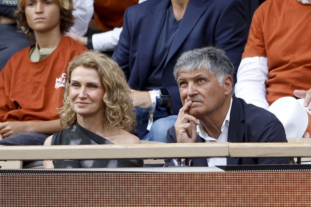 Toni Nadal sedang menonton