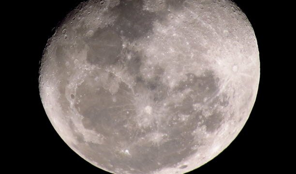 Selama tujuh jam, mulai pukul 20:45. (Waktu Prancis), Bulan terlihat sepenuhnya di jendela pesawat luar angkasa Orion. Foto Sipa/ZUMA/Saulo Dias