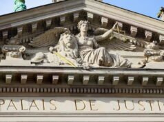 topi. Dia mematahkan tulang ekor rekannya: seorang terpidana berusia tiga puluh tahun