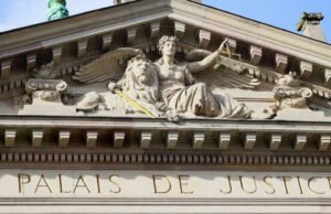 topi. Dia mematahkan tulang ekor rekannya: seorang terpidana berusia tiga puluh tahun