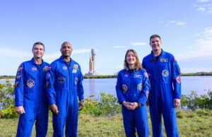 siapakah empat astronot yang sedang dalam perjalanan ke bulan?