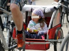 Jerman. Dia mencuri sepeda dari luar toko tanpa menyadari bahwa seorang gadis kecil sedang tidur di trailer