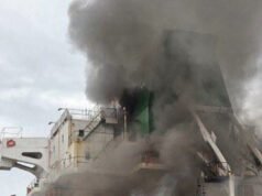 Alami perang di Timur Tengah. Jenazah manusia ditemukan di kapal kargo yang terkena proyektil di Selat Hormuz