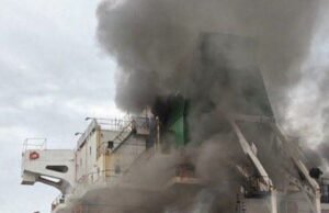 Alami perang di Timur Tengah. Jenazah manusia ditemukan di kapal kargo yang terkena proyektil di Selat Hormuz