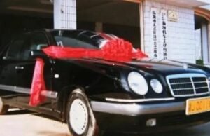 Mobil yang tidak biasa. Pada tahun 1996, 30 tahun sebelum tiba di Prancis, Geely memproduksi mobil pertamanya dan itu hanya lelucon