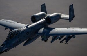 Perang di Timur Tengah. Sebuah kapal Perancis melewati Hormuz, seorang penerbang Amerika yang hilang… Hidupkan kembali esensi hari itu