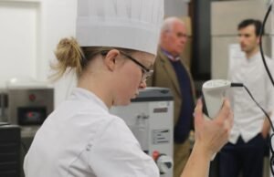 Schoenbourg. Pada usia 21 tahun, Adeline Knaub terjun ke industri kue