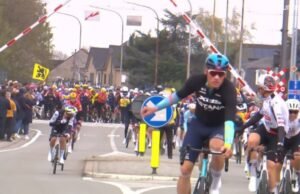 peloton Tour of Flanders dan Mathieu van der Poel dihadang kereta api di tengah lomba
