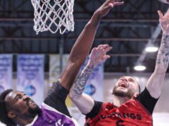 melemah karena ketidakhadiran, Mustang membungkuk ke arah Chenôve dan melihat kelompok pengejar kembali melalui kaca spion mereka