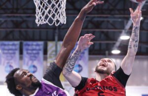 melemah karena ketidakhadiran, Mustang membungkuk ke arah Chenôve dan melihat kelompok pengejar kembali melalui kaca spion mereka