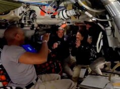 para astronot Artemis di rumah melakukan peregangan untuk penerbangan mengelilingi bulan