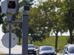 Swiss. Mengebut ekstrim: dia menuduh seorang teman, kacamatanya di foto radar memberikannya begitu saja