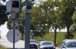 Swiss. Mengebut ekstrim: dia menuduh seorang teman, kacamatanya di foto radar memberikannya begitu saja