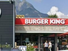 Savoy. Seorang gadis muda terluka parah akibat beberapa luka tusukan di depan Burger King