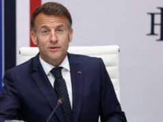 Hidup Iran. Mantan sandera Cécile Kohler dan Jacques Paris disambut di Elysée oleh Emmanuel Macron