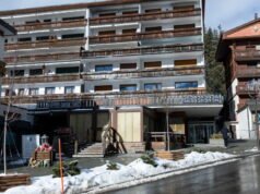 seorang mantan manajer stasiun menolak menjawab pertanyaan