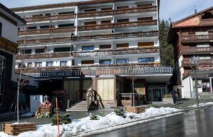 seorang mantan manajer stasiun menolak menjawab pertanyaan