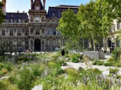 Paris. Serangan 13 November: taman sebagai penghormatan kepada para korban yang terdegradasi pada malam hari