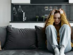 Evelyne menghancurkan dirinya sendiri karena ketertarikan pada pria yang menjalin hubungan dengannya