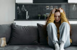 Evelyne menghancurkan dirinya sendiri karena ketertarikan pada pria yang menjalin hubungan dengannya