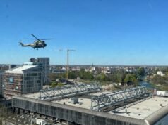 Strasbourg. Digantung di tali atau abseiling, petugas polisi RAID berlatih di udara dengan helikopter
