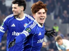 Liga Konferensi. Di Mainz, Racing Club bermain melawan Strasbourg untuk memperebutkan Rhine Gold dan satu tempat di semifinal